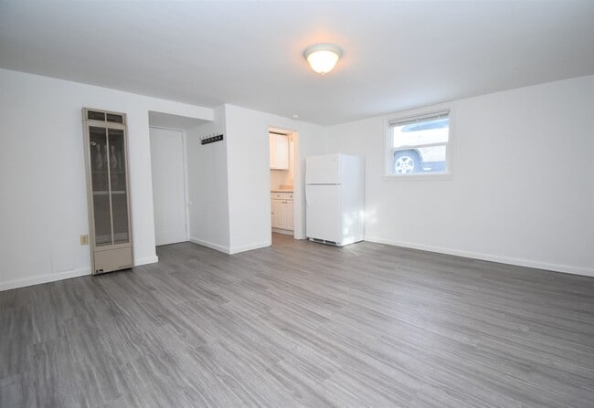 Building Photo - Great location, two blocks south of downto...