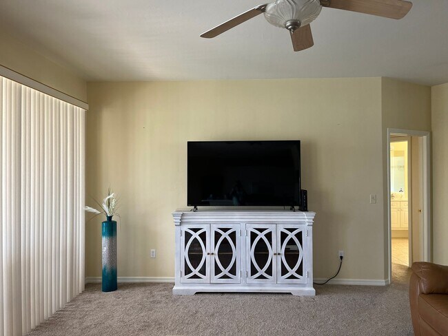 Building Photo - SPACIOUS 3 BEDROOM HOME READY TO WELCOME YOU