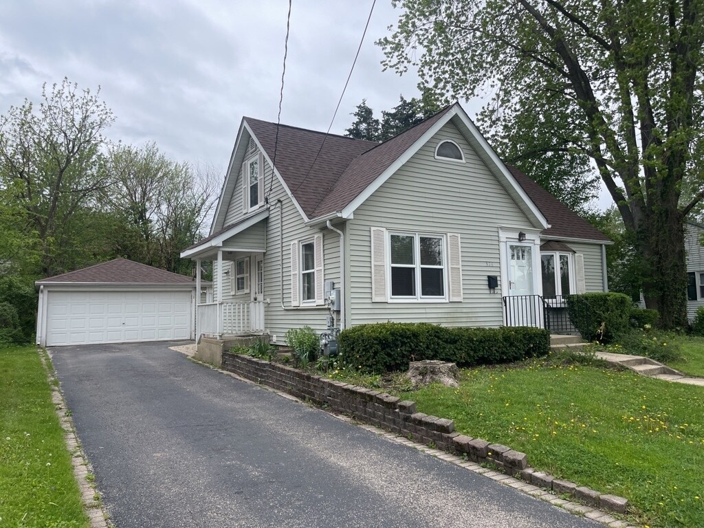 Primary Photo - 326 Schryver Ave