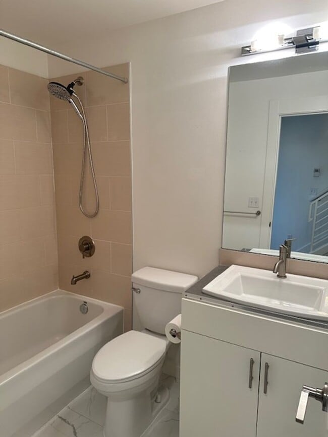 Foto del edificio - Spacious 2 bed 2.5 bath home in West Seattle