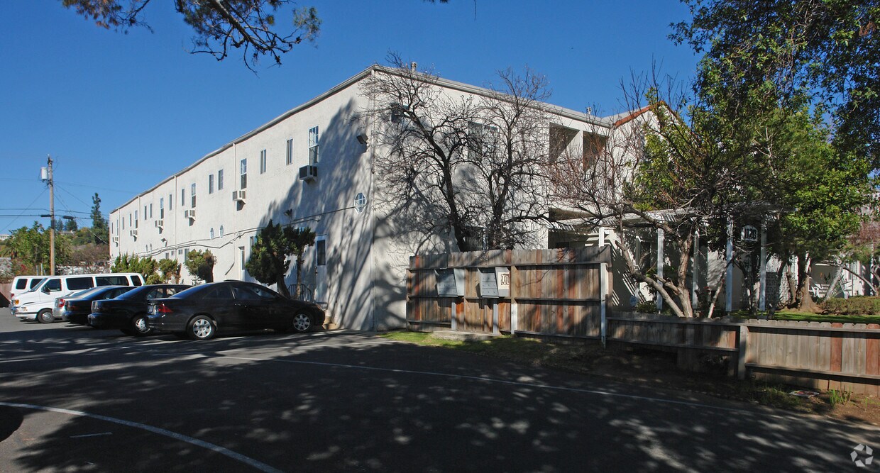 Building Photo - 1120 Huntington Dr