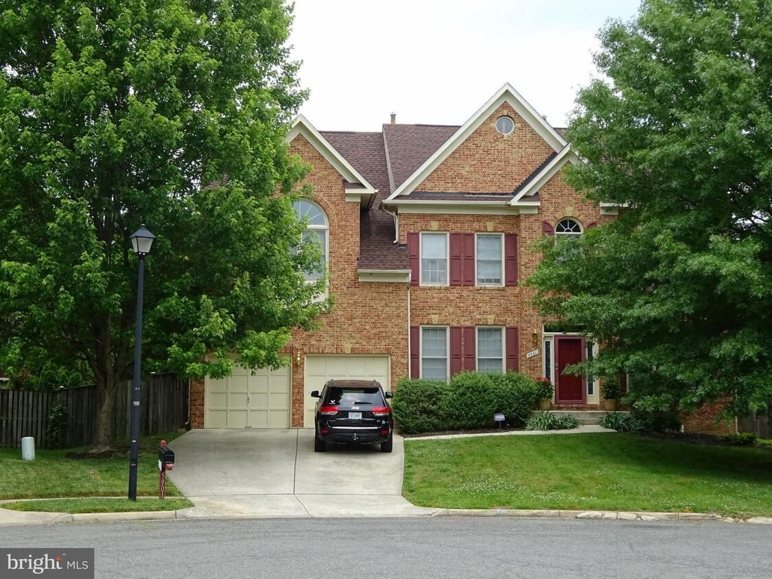 A rare opportunity to experience spacious, sophisticated living in a premier location. - A rare opportunity to experience spacious, sophisticated living in a premier location.