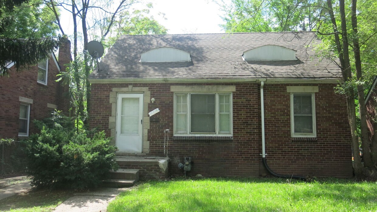 Primary Photo - 19335 Hickory 3 bed/1 bath Bungalow with b...