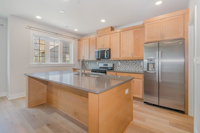 Foto del edificio - Modern 2025 Townhome | Open-Concept Living, Chef’s Kitchen with Large Island & 2-Car Garage
