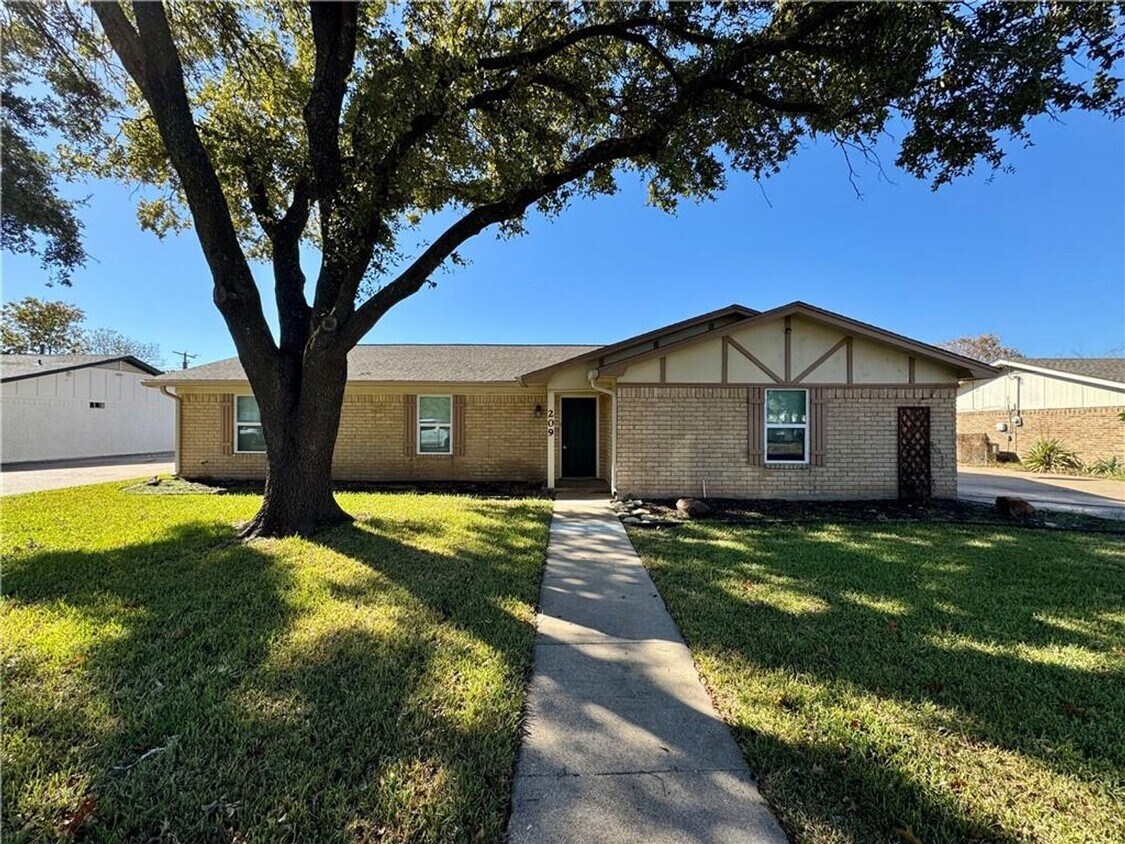 Primary Photo - Charming Single Family Home In Hewitt, TX