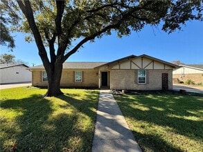 Building Photo - 209 Travis Ln