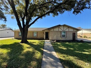Building Photo - 209 Travis Ln