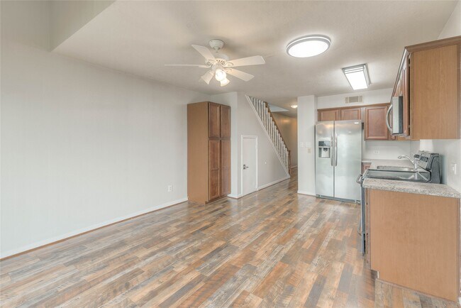 Building Photo - 445 Carolcrest Ln