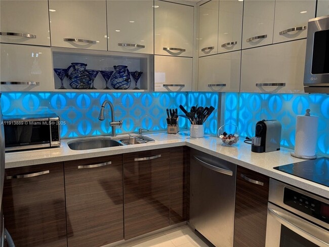 Foto del edificio - 9511 Collins Ave