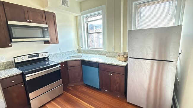 Building Photo - 1563 Beacon St