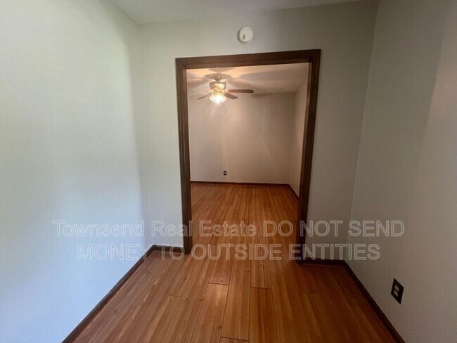 Building Photo - 6149 Lakeway Dr