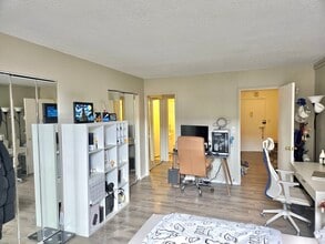 Building Photo - 99 Pond Ave