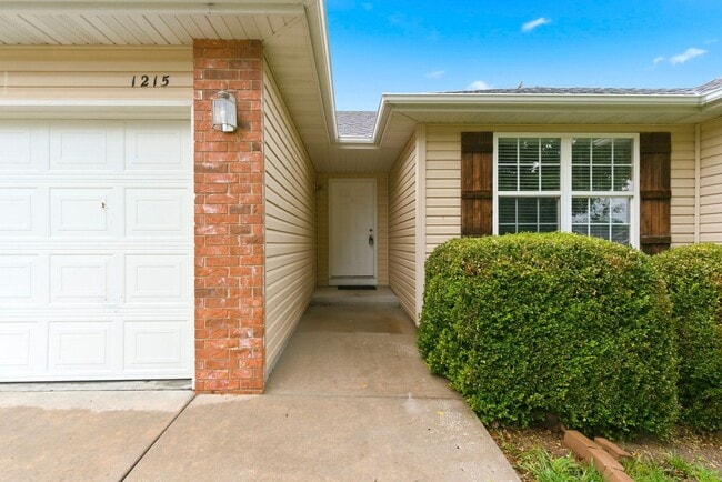 Building Photo - Charming 3 Bed | 2 Bath Home in the Heart of Ozark!