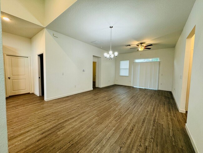 Building Photo - Fantastic 4 Bedroom, 2 Bathroom Home in Po...