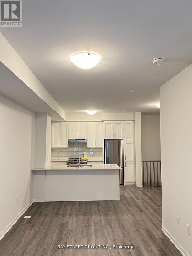 Building Photo - 140-140 Honeycrisp Cres