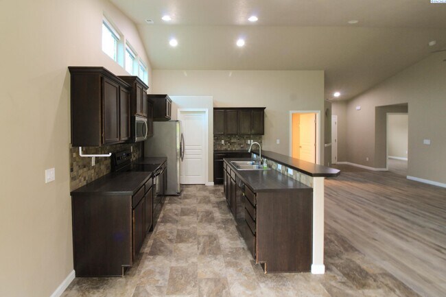 Foto del edificio - 3 bedroom, 2 bath home in Pasco