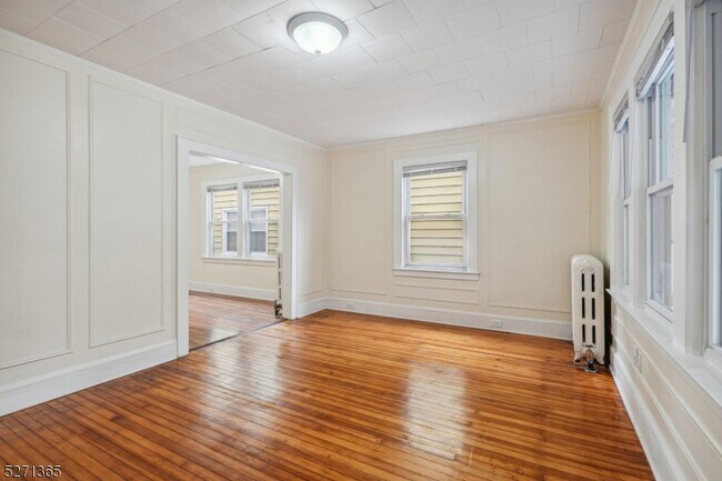 Building Photo - 143 Willowdale Ave