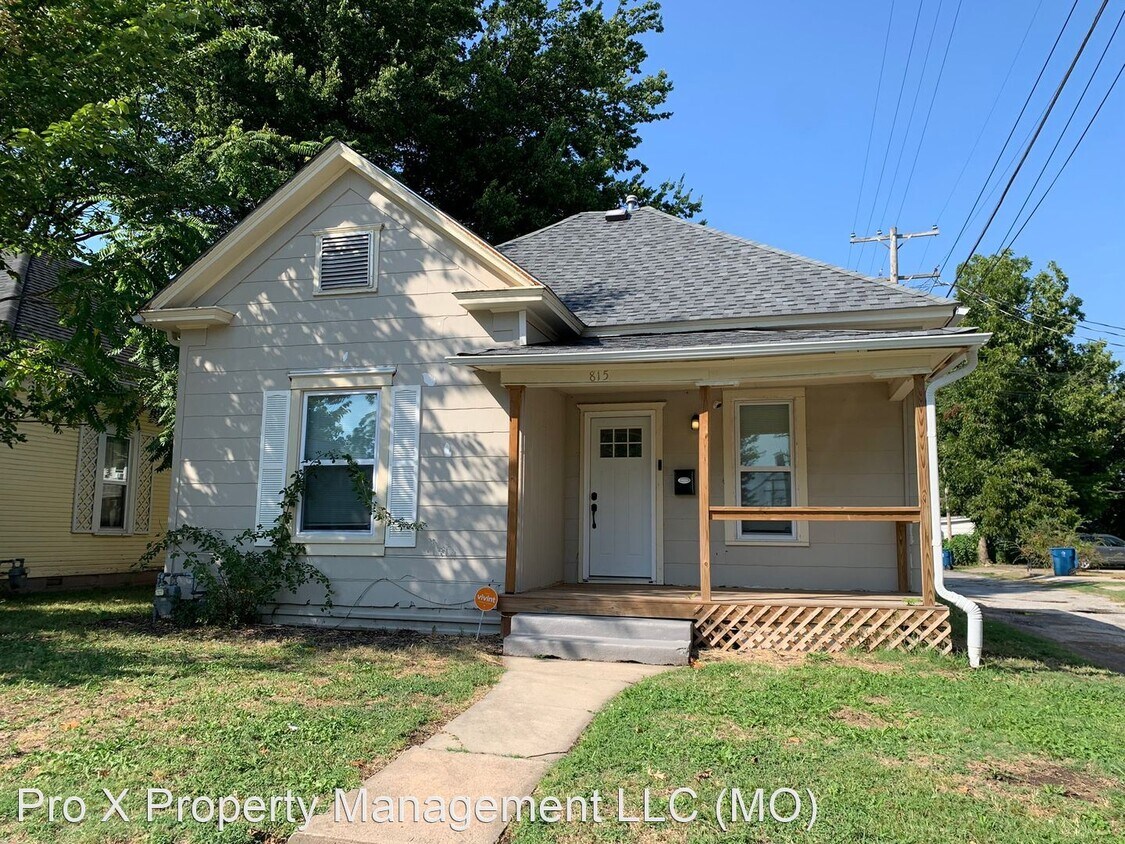 2 br, 1 bath House 815 W 6th St House Rental in Joplin, MO