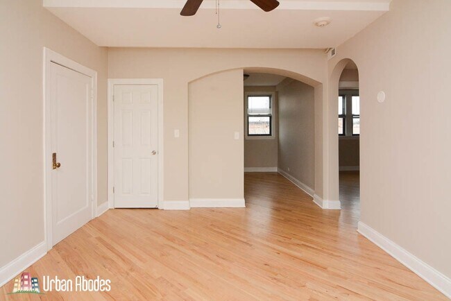 Foto del edificio - 922 N Green Bay Rd