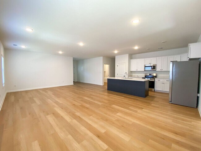 Building Photo - 4 bedroom, 2 bathroom near Brighton Middle...