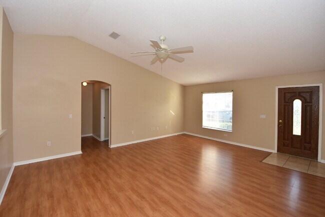 Building Photo - Charming 3-Bedroom, 2-Bath Home in Lehigh ...