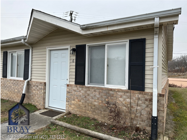 Foto del edificio - One-Level Living in a tree lined community