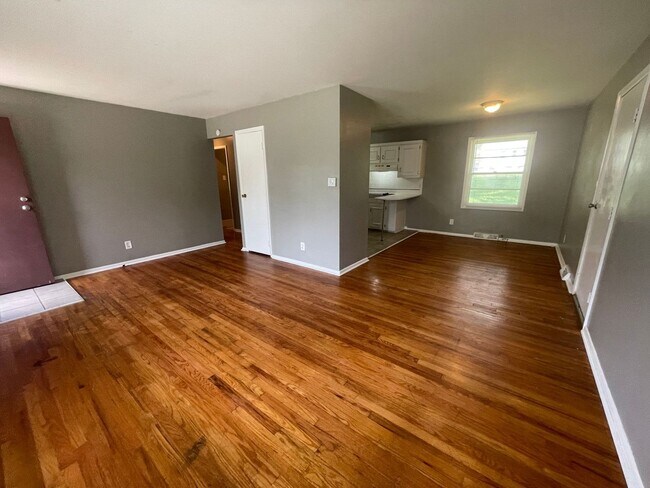 Building Photo - 3 Bedroom and 2 Bathroom  in Kansas City!