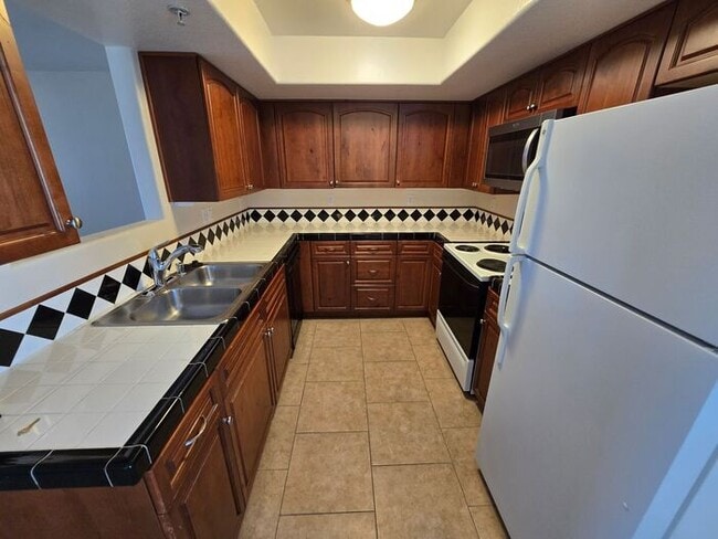 Building Photo - Charming & Bright 2BD/2BA Apartment in Mid...