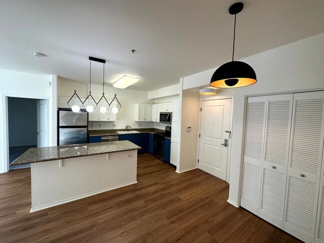Foto del edificio - Gorgeous Spacious 2 Bedroom - 2 bath Condo with parking in Little Tokyo