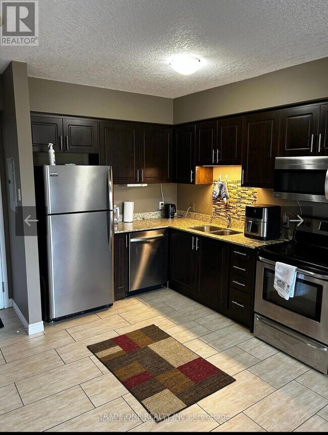 Photo du bâtiment - 886-886 Golf Links Rd