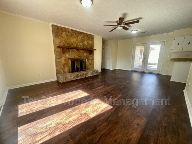 Building Photo - 925 Incline Dr