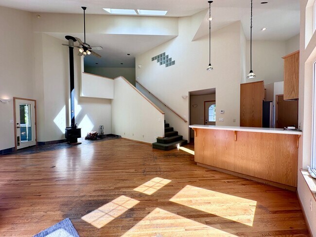 Foto del edificio - 221 Russell Ln