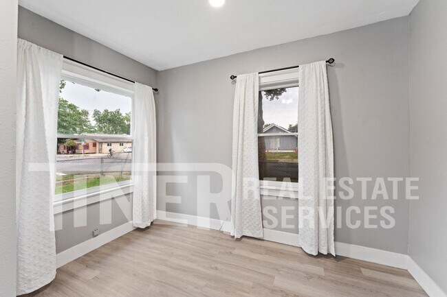 Foto del edificio - 348 B St