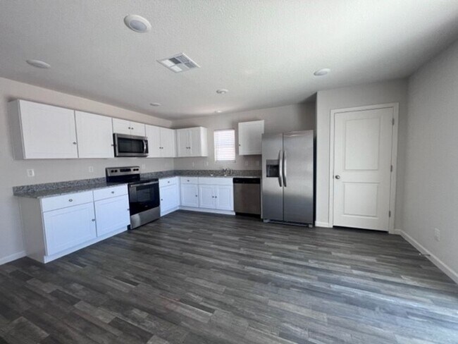 Foto del edificio - Near New 3BR with All Appliances close to ...