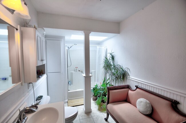 Foto del edificio - Charming 1-Bedroom Unit in Eastside Olympia