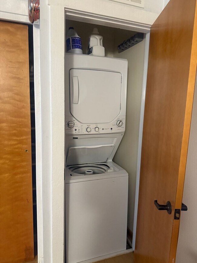 Foto del edificio - Ground Level Ponds Studio - Partially Furnished Unit