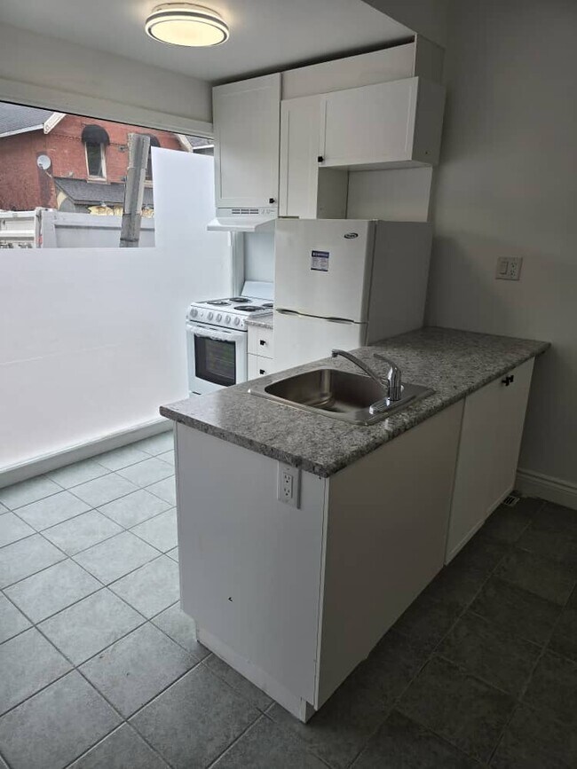 Building Photo - 502 Somerset St W