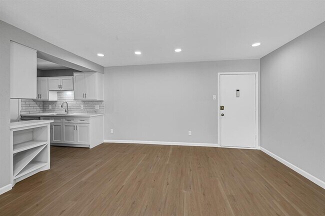 Building Photo - 7555 Katy Fwy