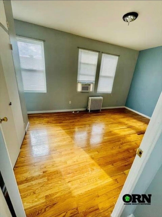 Foto del edificio - 59-83-83 Fresh Pond Rd