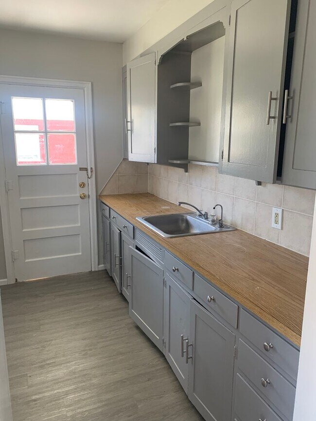 Foto del edificio - 2 BEDROOM, 1 BATHROOM, SINGLE LEVEL APARTMENT