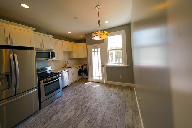 Stainless Steel Kitchen, Quartz counters - 3831 24th St