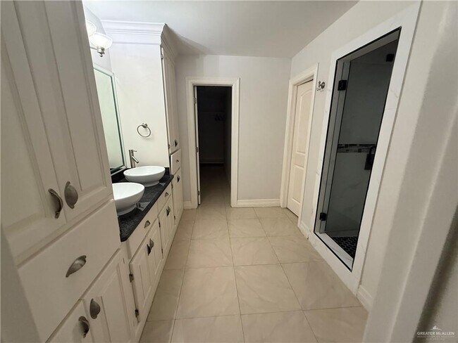 Building Photo - 16 El Jardin St