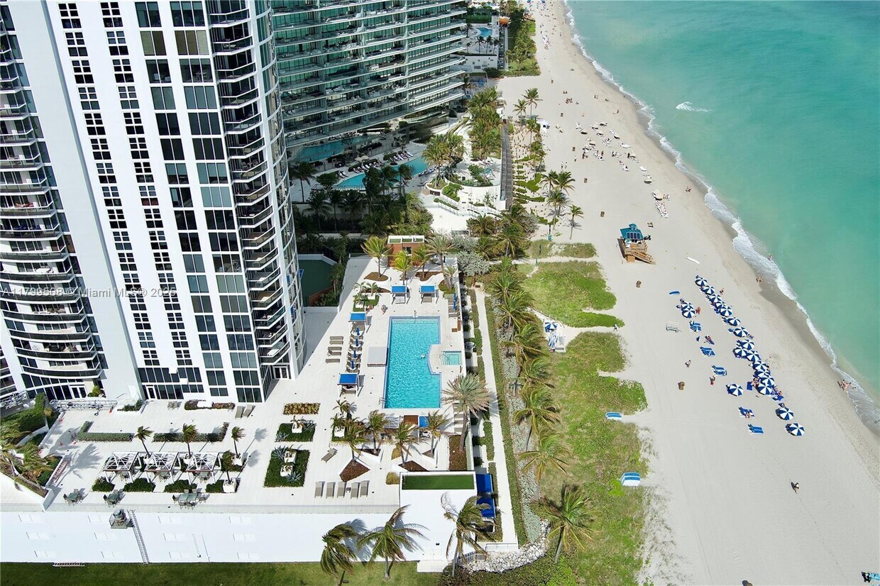 Foto principal - 18911 Collins Ave