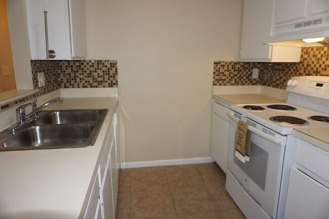 Foto del edificio - 2 Bedroom 2 Bathroom Townhome near NAS Jax