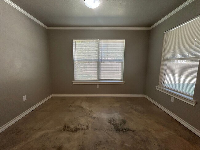 Building Photo - Beautiful Home Located Near High School, T...