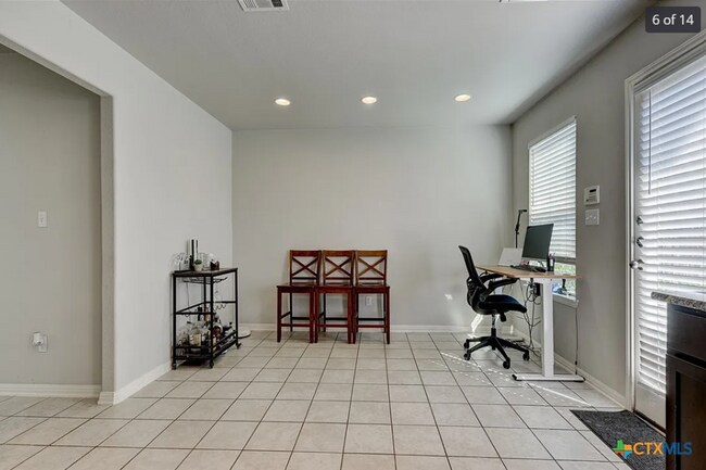 Foto del edificio - Beautiful and Convenient! 3 bed 2 1/2 bath...