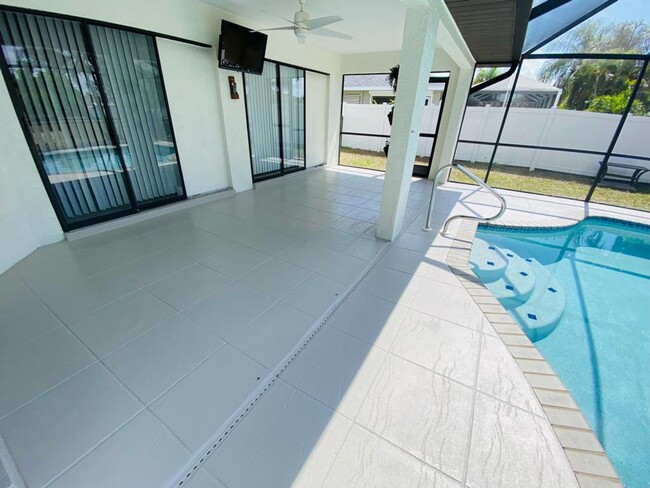 Building Photo - Furnished pool House located in the beauti...