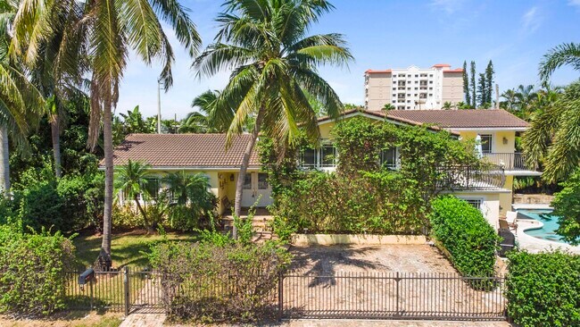 Building Photo - 518 N Riverside Dr