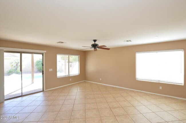 Foto del edificio - 2233 E Soft Wind Dr