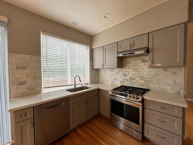Building Photo - Spacious 4 Bed 3 Bath home in Bethany! Bon...